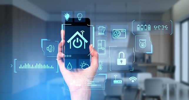 mão a segurar um telemóvel com símbolo de IOT