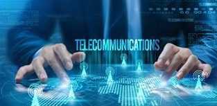 imagem tecnológica de telecomunicações com 2 mãos humanas
